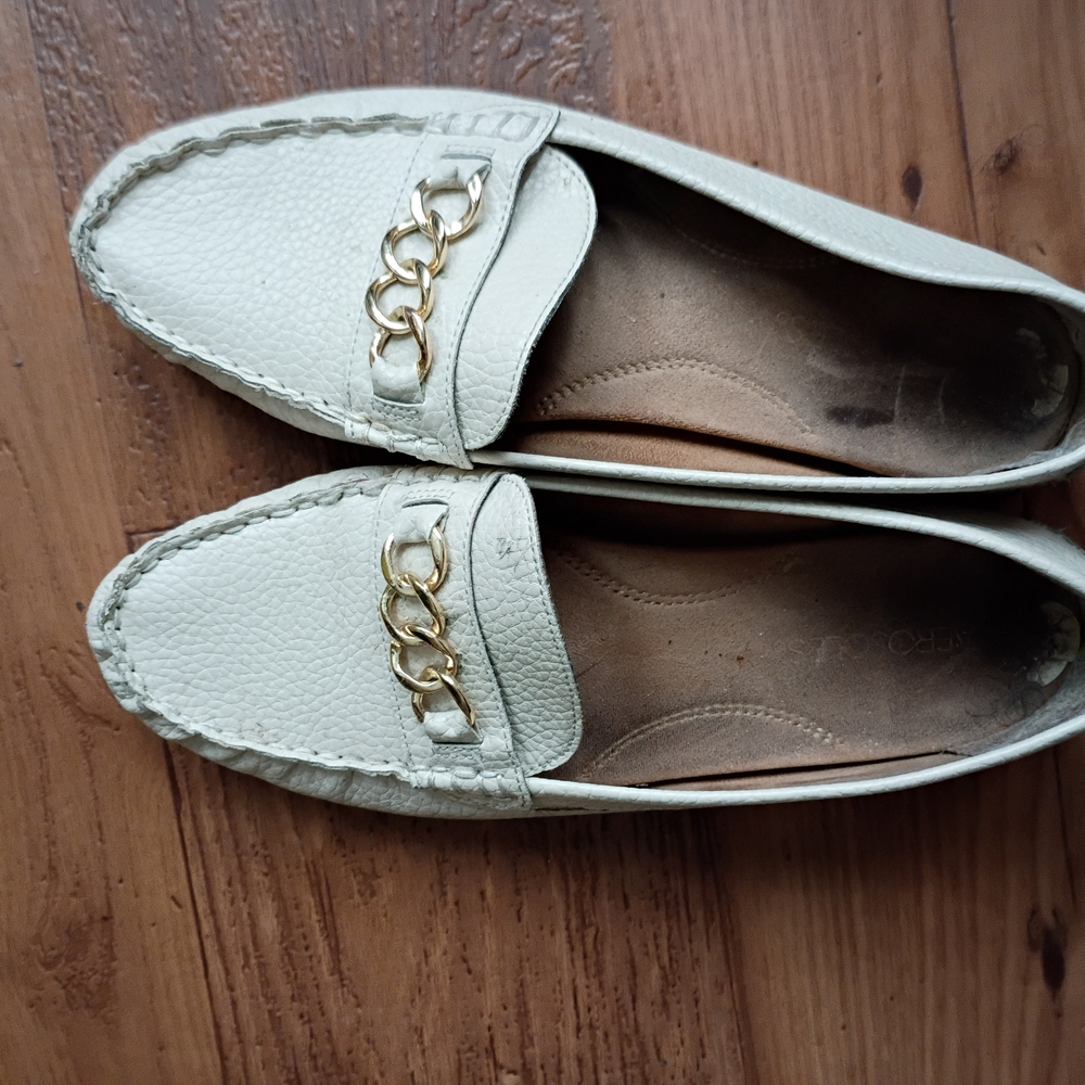 AEROSOLES Cream Loafers with Gold Chain